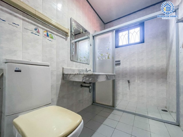 บ้านเดี่ยวมือสองย่านปทุมธานี ม.ปาริชาติ ถนน 345 บ้านแบรนด์คุณภาพระดับ L&H บนเนื้อที่กว้าง 81 ตร.ว. ฟังก์ชัน 4 ห้องนอน 3 ห้องน้ำ 2 ที่จอดรถ บนทำเลดี เชื่อมต่อถ.สะพานนนทบุรี-บางบัวทอง, ถ.ติวานนท์ ได้บ้านหลังใหญ่ในราคาที่คุ้มที่สุด! รีบจองเลย!